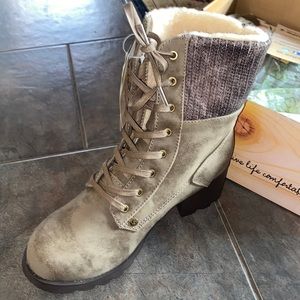 Brand new taupe Bear Paw Moira 1922W/Stone